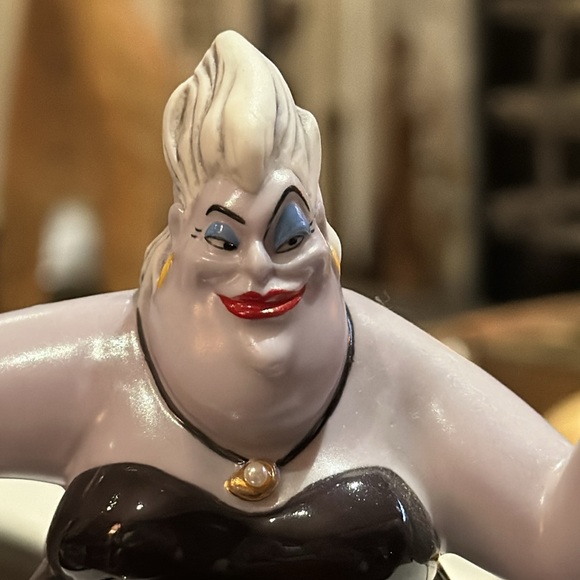 Bradford Editions, Disney Villains Heirloom Porcelain Figurines “Ursula” - Picture 10 of 16